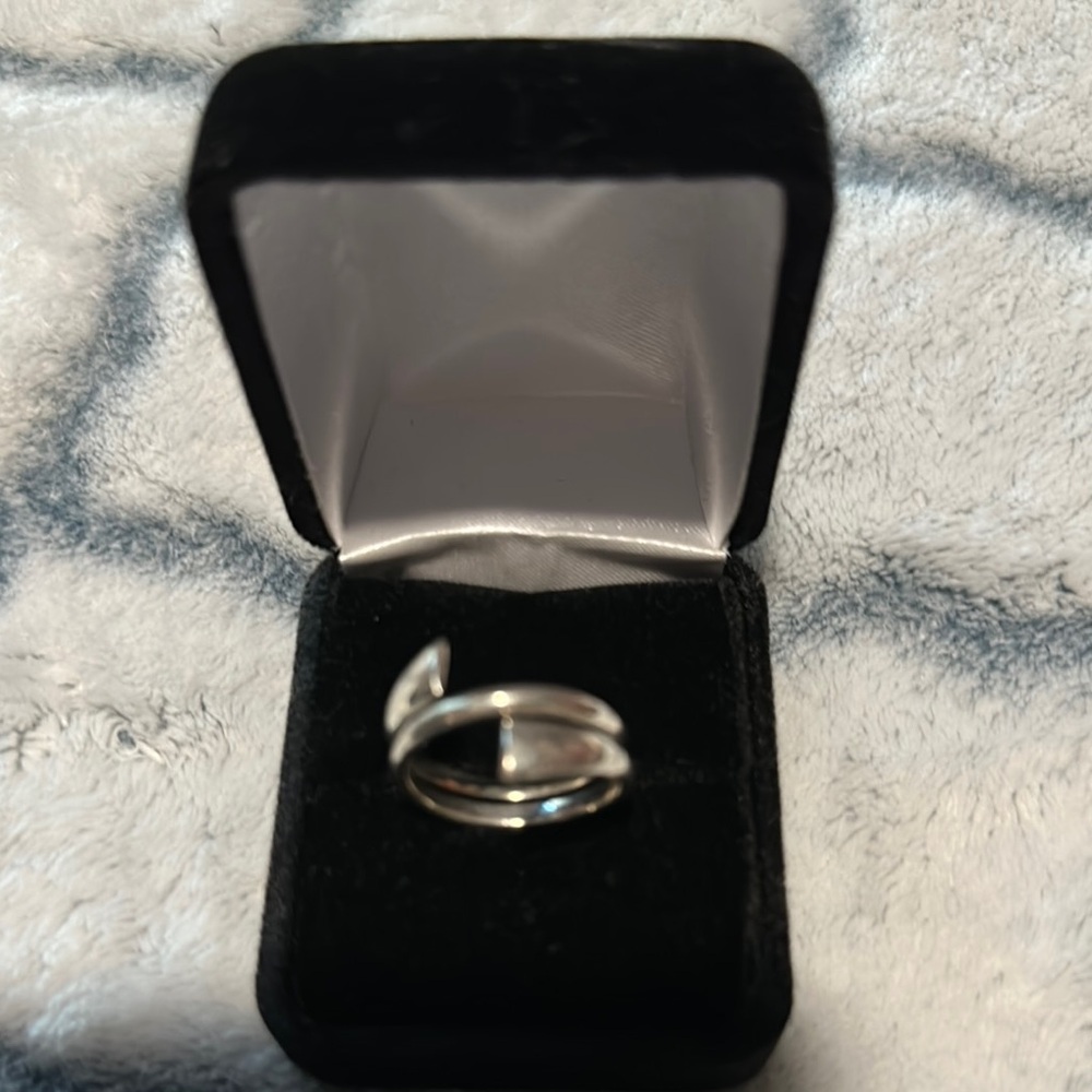 Elegant Silver Women's Ring Size 9.